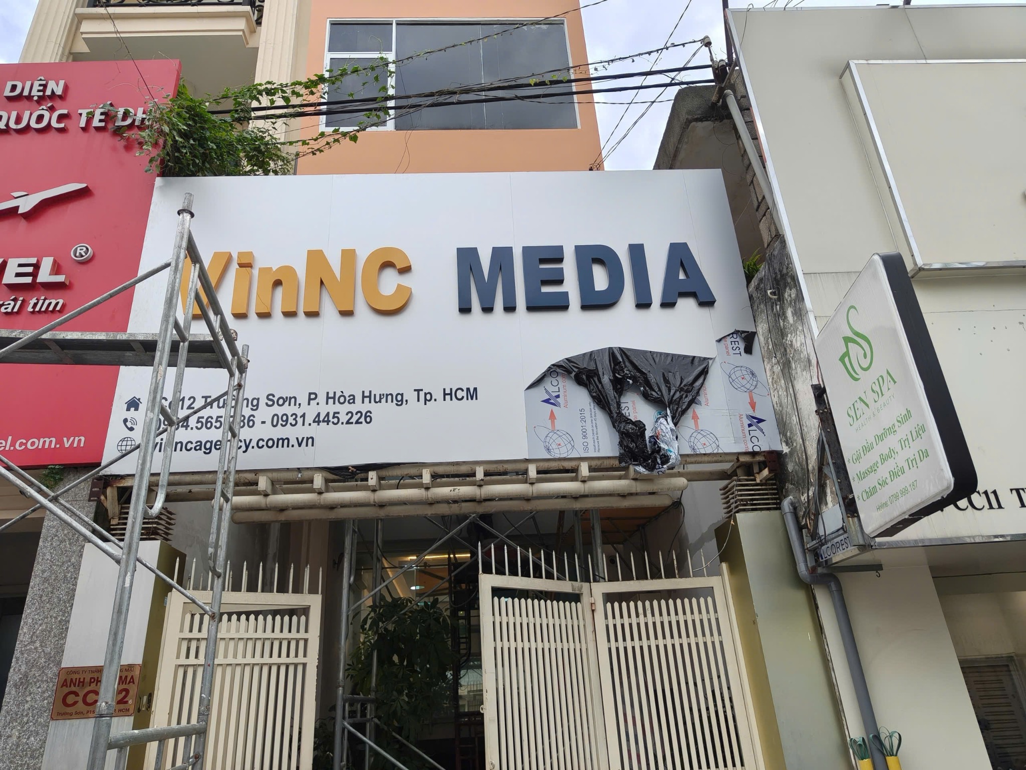 Thi công Mặt dựng Alu & logo chữ nổi Mica cho VINNC MEDIA