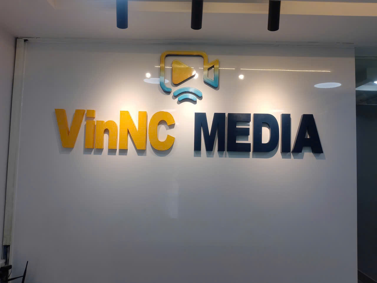 Thi công bảng hiệu Logo & chữ nổi Mica chuyên nghiệp cho VINNC MEDIA – 3 ảnh nhận diện trong và ngoài văn phòng